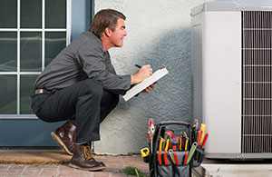 ai_ac_howtochoose-acrepair-1 Meenan tech servicing AC unit